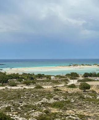 Spaziere auf pinkem Strand